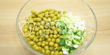 картофельный салат с зеленым горошком