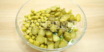 картофельный салат с зеленым горошком