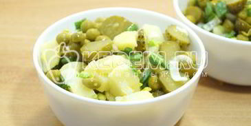 картофельный салат с зеленым горошком