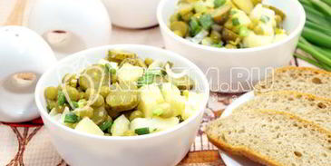 картофельный салат с зеленым горошком