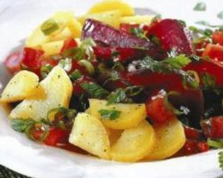 Марокканский картофельный салат со свеклой и маслинами