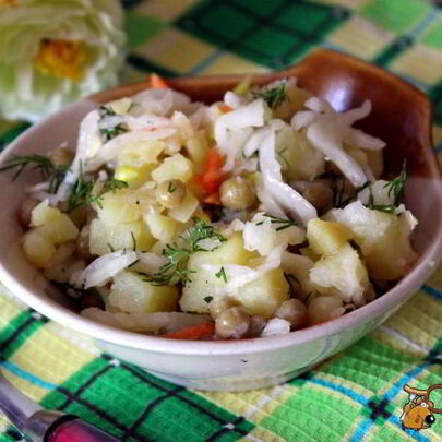 Постный картофельный салат с квашенной капустой и зеленым горошком