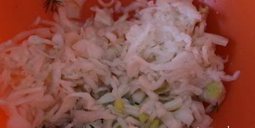 постный картофельный салат с квашенной капустой и зеленым горошком