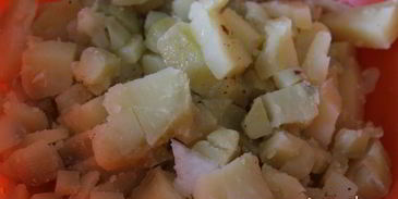 постный картофельный салат с квашенной капустой и зеленым горошком