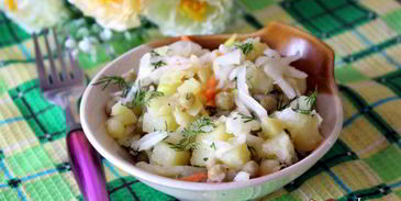 постный картофельный салат с квашенной капустой и зеленым горошком