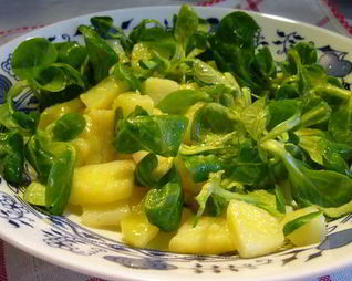 Простой картофельный салат с базиликом