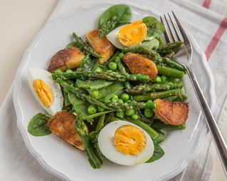 Салат из картофеля и спаржи с яйцом