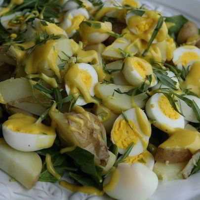 Салат из молодого картофеля с перепелиными яйцами