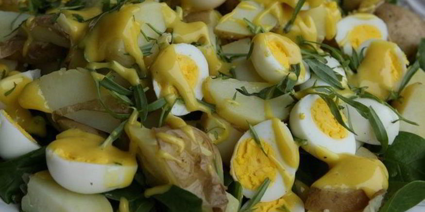 Рецепт салата из молодого картофеля с перепелиными яйцами