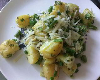 Салат из молодого картофеля с песто, зеленой фасолью и кедровыми орешками