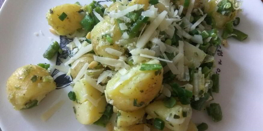 Рецепт салата из молодого картофеля с песто, зеленой фасолью и кедровыми орешками