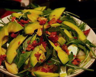 Салат из молодой спаржи с картофеле, авокадо и рукколой