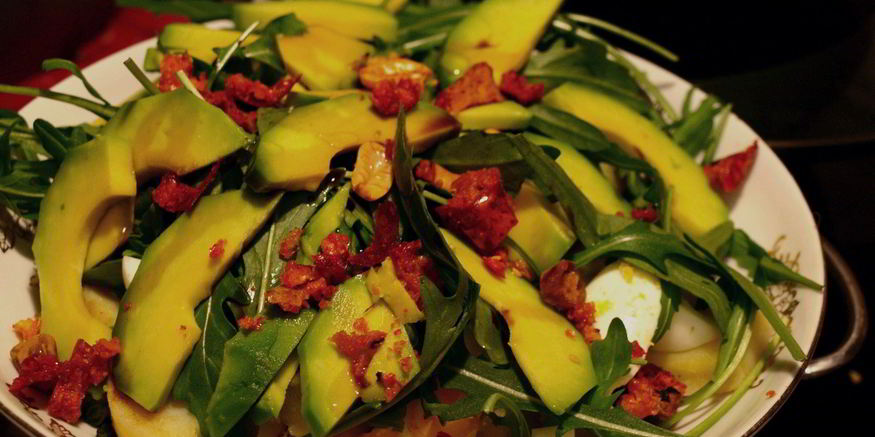 Рецепт салата из молодой спаржи с картофеле, авокадо и рукколой