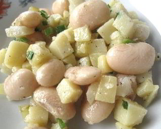 Салат картофельный с фасолью и сметаной