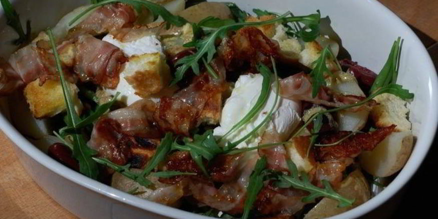 Рецепт салат с картофелем, беконом, фасолью и яйцами пашот