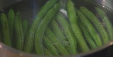 салат с картофелем, беконом, фасолью и яйцами пашот