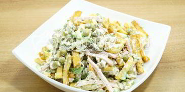 салат с картофелем фри новогодние мотивы