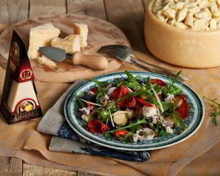 Салат с картофелем, кальмарами, чоризо и сыром Джюгас