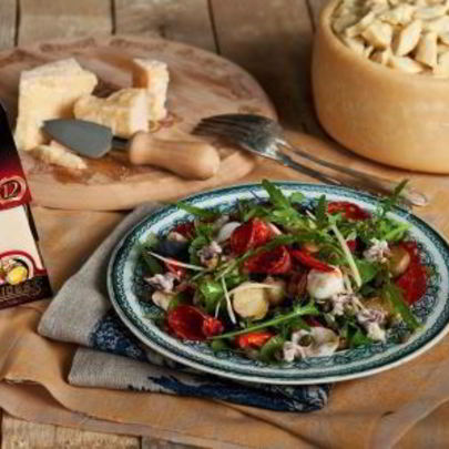 Салат с картофелем, кальмарами, чоризо и сыром Джюгас