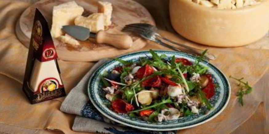 Рецепт салата с картофелем, кальмарами, чоризо и сыром джюгас