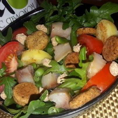 Салат с картофелем, скумбрией и крекерами из отрубей