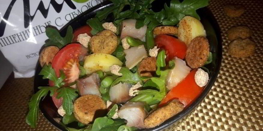 Рецепт салата с картофелем, скумбрией и крекерами из отрубей