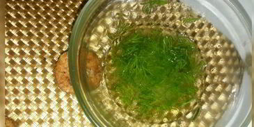 салат с картофелем, скумбрией и крекерами из отрубей