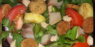 салат с картофелем, скумбрией и крекерами из отрубей