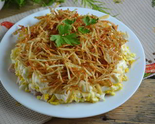 Салат с картофельной стружкой