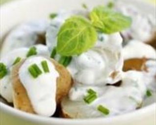 Салат с молодым картофелем под сметанным соусом