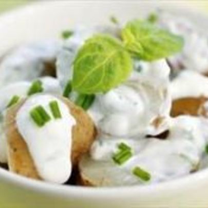 Салат с молодым картофелем под сметанным соусом