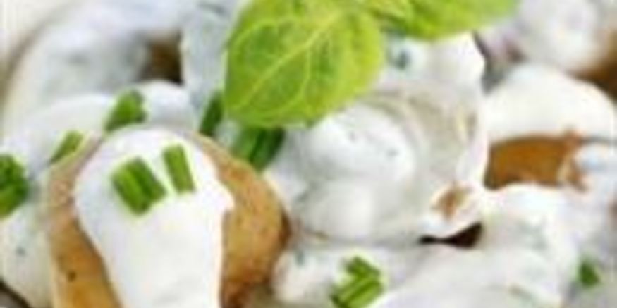 Рецепт салата с молодым картофелем под сметанным соусом