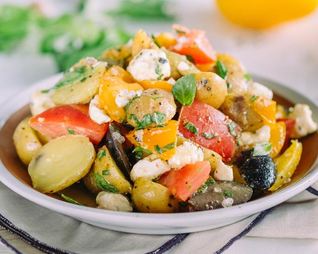 Средиземноморский картофельный салат с оливками и фетой