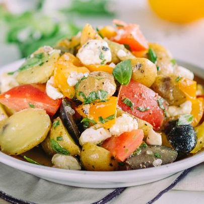 Средиземноморский картофельный салат с оливками и фетой