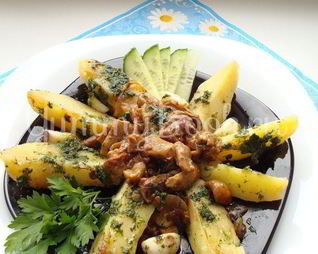 Теплый картофельный салат с грибами