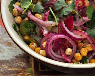 Теплый картофельный салат с нутом