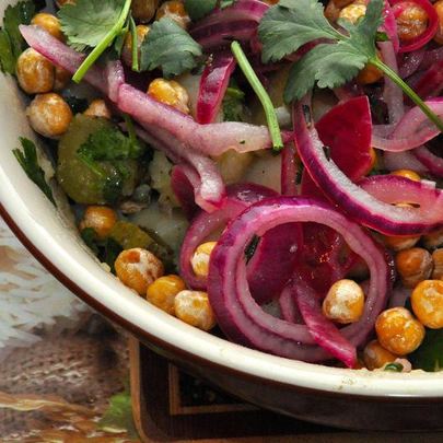 Теплый картофельный салат с нутом