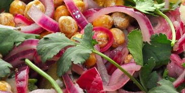 теплый картофельный салат с нутом