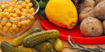 теплый картофельный салат с нутом