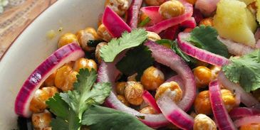 теплый картофельный салат с нутом