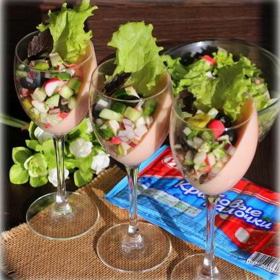 Крабовый салат на томатно-сливочной подушке