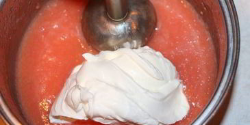 крабовый салат на томатно-сливочной подушке