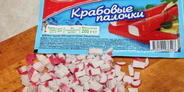 крабовый салат на томатно-сливочной подушке