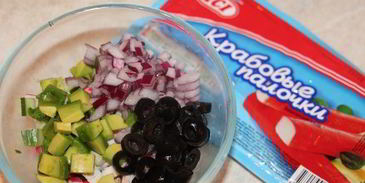 крабовый салат на томатно-сливочной подушке