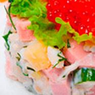 Рецепт Хитрого оливье с раковыми шейками и красной икрой