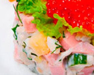 Хитрый оливье с раковыми шейками и красной икрой