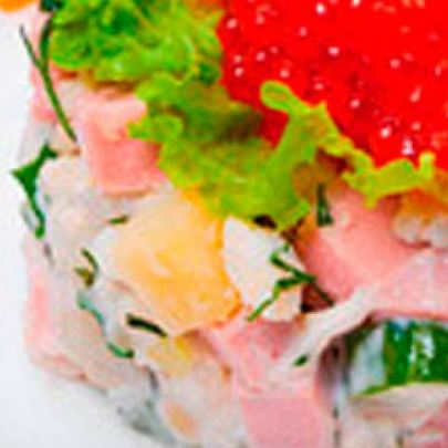 Хитрый оливье с раковыми шейками и красной икрой