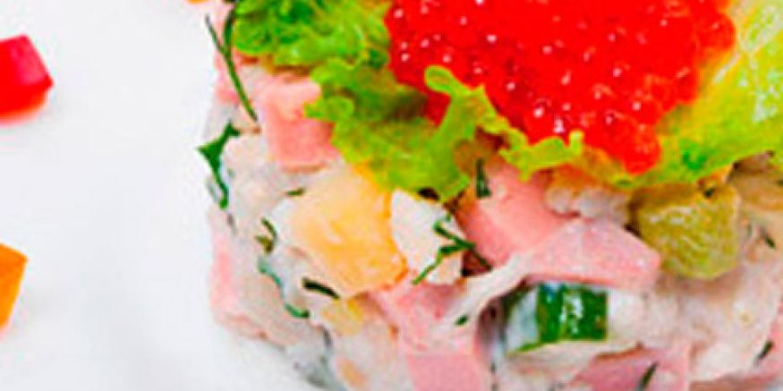 Рецепт хитрого оливье с раковыми шейками и красной икрой