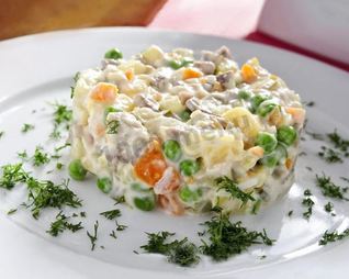 Классический оливье с мясом говядины