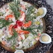 Рецепт Королевского Оливье с отварной телятиной и раковыми шейками